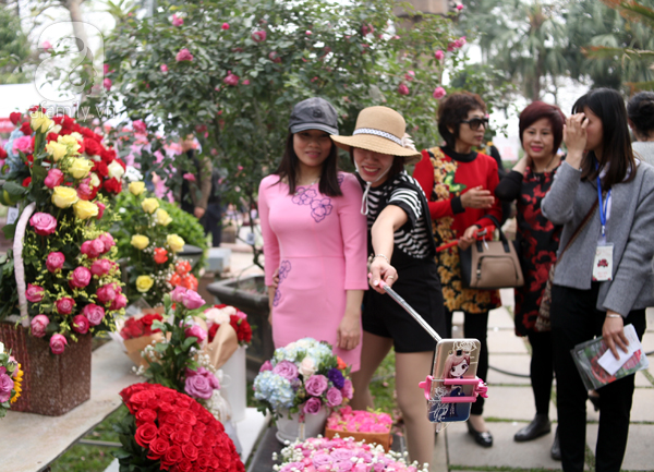 Lễ hội hoa hồng ở Hà Nội: Hàng nghìn người đội nắng xếp hàng vào cửa - Ảnh 26.
