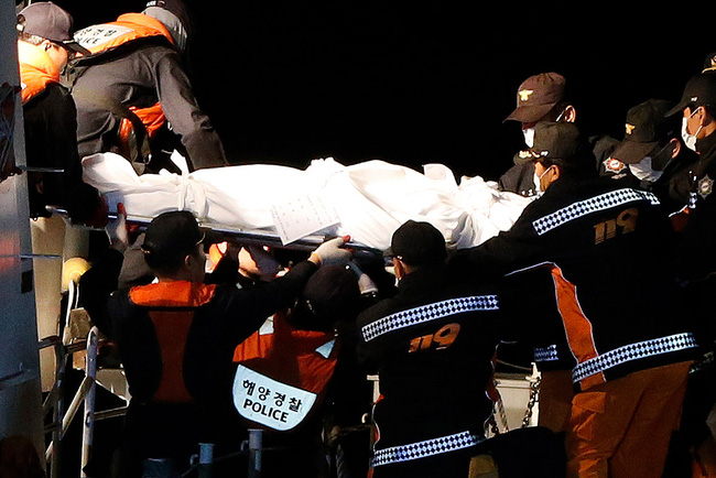 Loạt hình ám ảnh trong thảm kịch chìm phà Sewol cướp đi sinh mạng của gần 300 học sinh ở Hàn Quốc 3 năm trước - Ảnh 11.