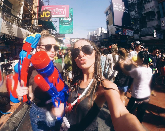 Ngắm mãi không hết trai xinh gái đẹp tại lễ hội té nước Songkran ở Bangkok! - Ảnh 11.