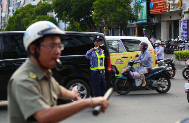 Giao thông ở Sài Gòn rối như canh hẹ sau khi phân luồng thi công nhà ga trung tâm Bến Thành - Ảnh 11.