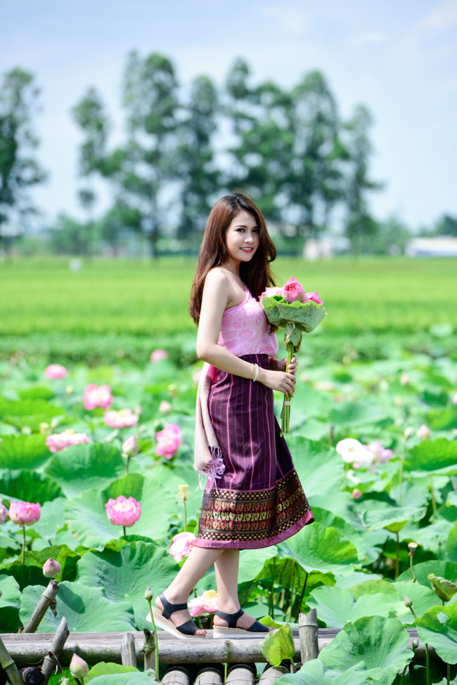 Thiếu nữ L&agrave;o khoe d&aacute;ng ngọc b&ecirc;n sen đầu hạ - Ảnh 11.