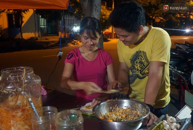 “Hạnh phúc không lời” nơi quán ăn vặt dễ thương của đôi vợ chồng trẻ bị câm điếc ở Đà Nẵng - Ảnh 11.