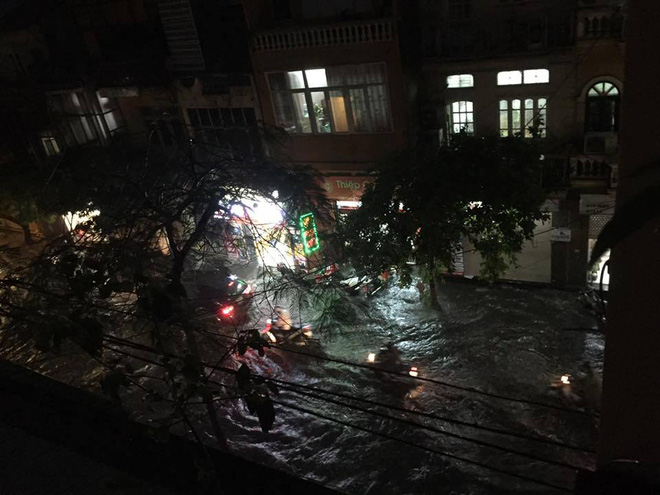 Mưa lớn trút xuống vào giờ tan tầm, ô tô xếp hàng dài trên đường phố Hà Nội - Ảnh 12.