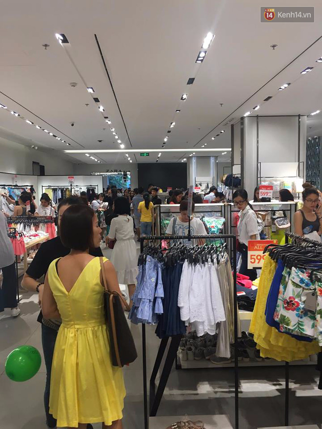 Store Zara ở Sài Gòn chật cứng người mua sắm trong ngày sale đầu tiên - Ảnh 12.