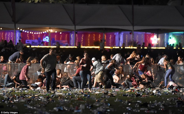 Đám đông la hét, hoảng sợ và giẫm đạp lên nhau trong hiện trường vụ xả súng lễ hội âm nhạc Las Vegas - Ảnh 11.