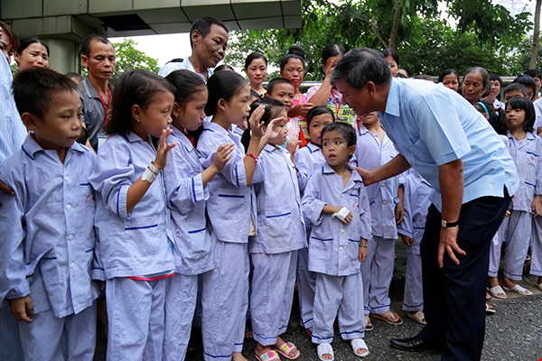 Chuyện xúc động nhất hôm nay: Viện trưởng Viện Huyết học nghỉ hưu, hàng trăm y bác sĩ, bệnh nhân xếp hàng dài chia tay - Ảnh 12.