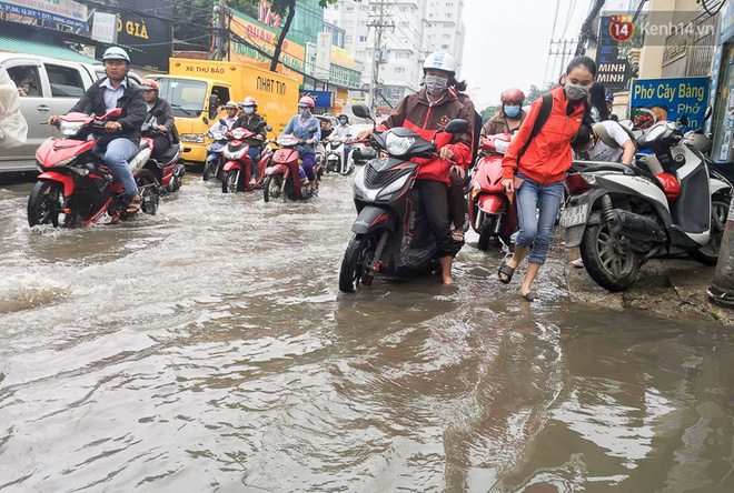 Sài Gòn ngập cả buổi sáng sau trận mưa đêm, nhân viên thoát nước ra đường đẩy xe chết máy giúp người dân - Ảnh 11.