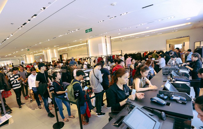 Black Friday 2017: Hà Nội nhộn nhịp đến tắc đường, Sài Gòn đông đúc buổi trưa - Ảnh 24.