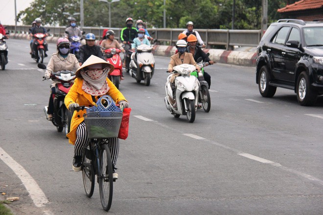 TP.HCM: Học sinh co ro, ngủ gục trên xe bố mẹ đi đến trường dưới thời tiết lạnh nhất năm - Ảnh 11.