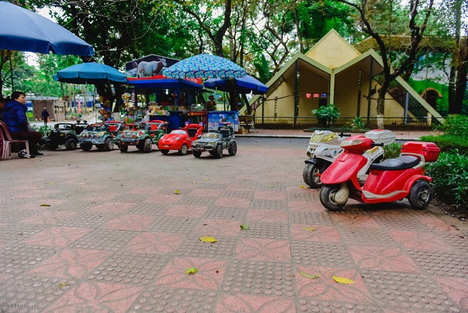 Mưa cả ngày, người Hà Nội đổ về các TTTM mua sắm và vui chơi ngày đầu nghỉ lễ Tết Dương lịch - Ảnh 11.