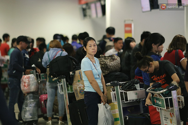 Chùm ảnh: Cận Tết, biển người vật vã hàng tiếng đồng hồ chờ check in ở sân bay Tân Sơn Nhất - Ảnh 12.