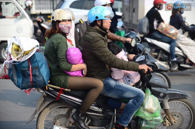 Chùm ảnh: Chiều 28 Tết, người dân lỉnh kỉnh đồ đạc về quê, nhiều tuyến đường ở Hà Nội ùn tắc - Ảnh 12.