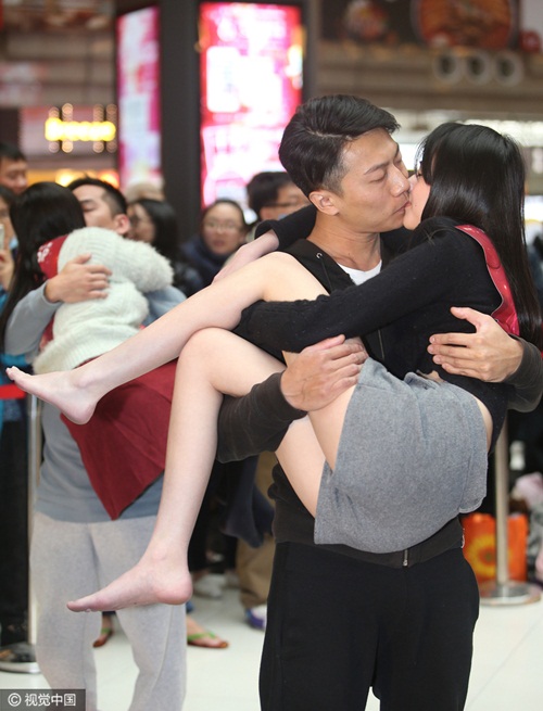 Nóng bỏng cuộc thi hôn của giới trẻ Trung Quốc - Ảnh 4.