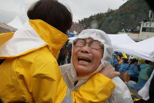 Loạt hình ám ảnh trong thảm kịch chìm phà Sewol cướp đi sinh mạng của gần 300 học sinh ở Hàn Quốc 3 năm trước - Ảnh 12. Loạt hình ám ảnh trong thảm kịch chìm phà Sewol cướp đi sinh mạng của gần 300 học sinh ở Hàn Quốc 3 năm trước - Ảnh 12.