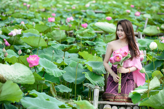 Thiếu nữ L&agrave;o khoe d&aacute;ng ngọc b&ecirc;n sen đầu hạ - Ảnh 12.