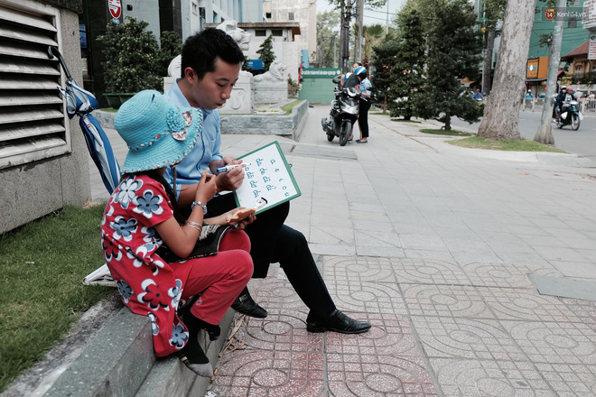 Anh nhân viên ngân hàng dành giờ nghỉ trưa mỗi ngày để dạy chữ cho cô bé vé số ngay trên vỉa hè Sài Gòn - Ảnh 12.