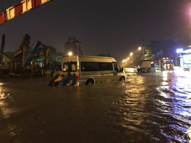 Mưa lớn trút xuống vào giờ tan tầm, ô tô xếp hàng dài trên đường phố Hà Nội - Ảnh 13.