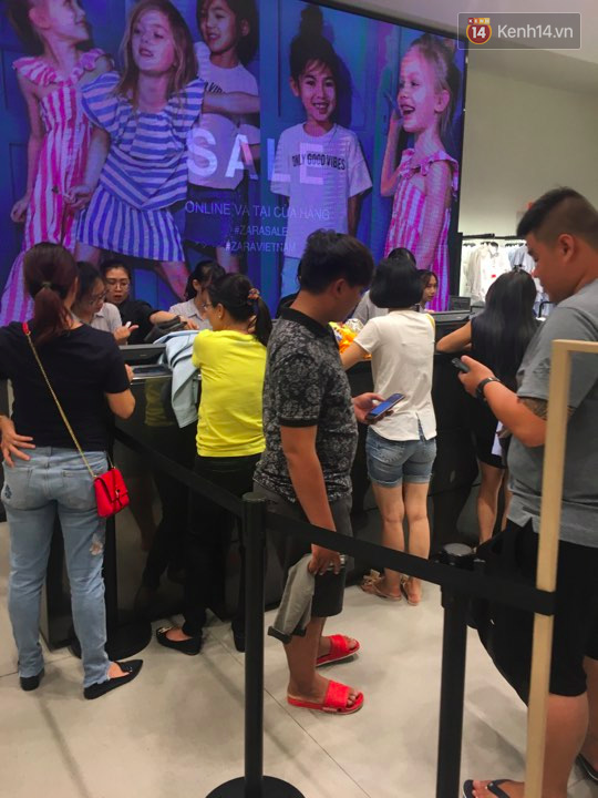 Store Zara ở Sài Gòn chật cứng người mua sắm trong ngày sale đầu tiên - Ảnh 13.