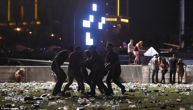 Đám đông la hét, hoảng sợ và giẫm đạp lên nhau trong hiện trường vụ xả súng lễ hội âm nhạc Las Vegas - Ảnh 12.
