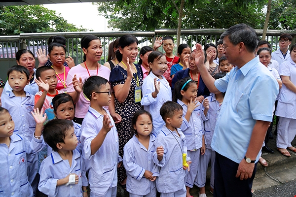 Chuyện xúc động nhất hôm nay: Viện trưởng Viện Huyết học nghỉ hưu, hàng trăm y bác sĩ, bệnh nhân xếp hàng dài chia tay - Ảnh 13.