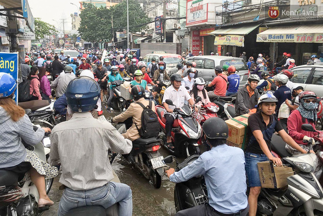 Sài Gòn ngập cả buổi sáng sau trận mưa đêm, nhân viên thoát nước ra đường đẩy xe chết máy giúp người dân - Ảnh 12.