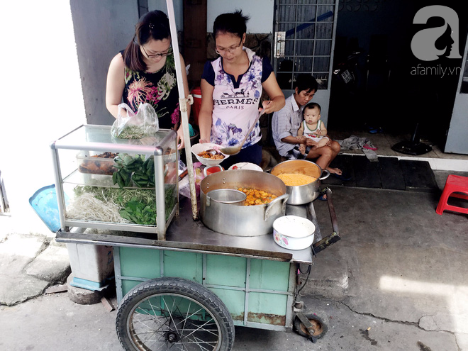 Quán bún riêu gần 50 năm trong hẻm vắng Sài Gòn, khách ăn tự múc lấy để thấy nhà là đây - Ảnh 12.