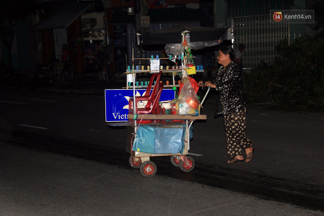 Hai ngày sau khi cơn bão số 12 đi qua, người dân Khánh Hòa vẫn chật vật sống trong bóng đêm vì mất điện - Ảnh 12.