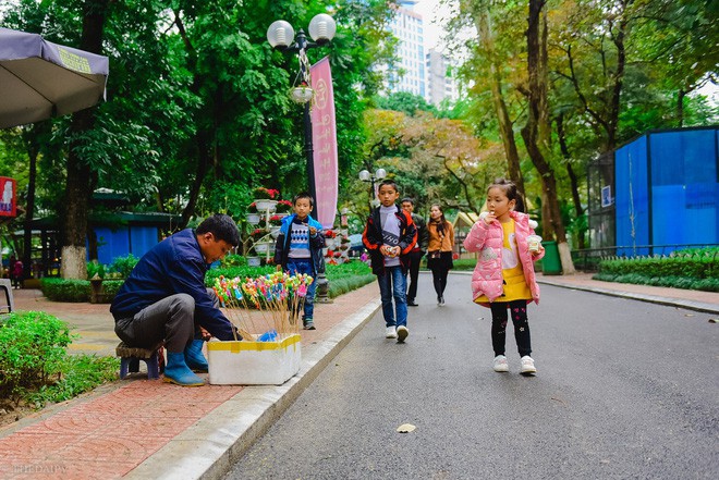 Mưa cả ngày, người Hà Nội đổ về các TTTM mua sắm và vui chơi ngày đầu nghỉ lễ Tết Dương lịch - Ảnh 12.