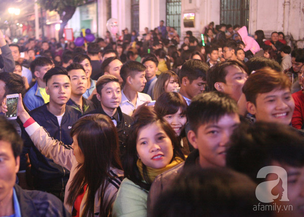 Người dân Hà Nội và Sài Gòn đổ ra đường, háo hức chờ đợi khoảnh khắc giao thừa đón năm mới 2017 - Ảnh 33.