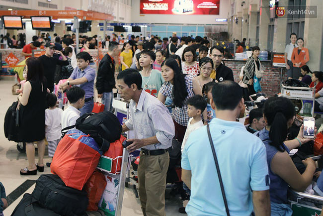 Chùm ảnh: Cận Tết, biển người vật vã hàng tiếng đồng hồ chờ check in ở sân bay Tân Sơn Nhất - Ảnh 13.