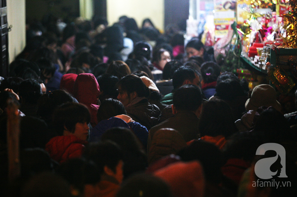 Hà Nội: Hàng vạn người ngồi dưới đường để tham dự lễ Cầu an chùa Phúc Khánh - Ảnh 13.