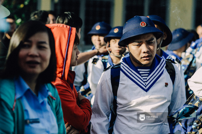 Nước mắt, nụ cười và những khoảnh khắc xúc động ngày tân binh ở Sài Gòn lên đường nhập ngũ - Ảnh 13. Nước mắt, nụ cười và những khoảnh khắc xúc động ngày tân binh ở Sài Gòn lên đường nhập ngũ - Ảnh 13.