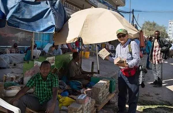 Quốc gia nghèo đến mức người dân chẳng có gì ngoài tiền, đành phải bán tiền để kiếm sống - Ảnh 13.