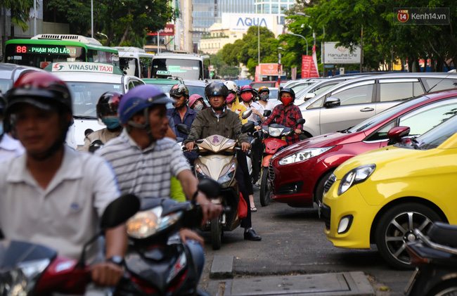 Giao thông ở Sài Gòn rối như canh hẹ sau khi phân luồng thi công nhà ga trung tâm Bến Thành - Ảnh 13.