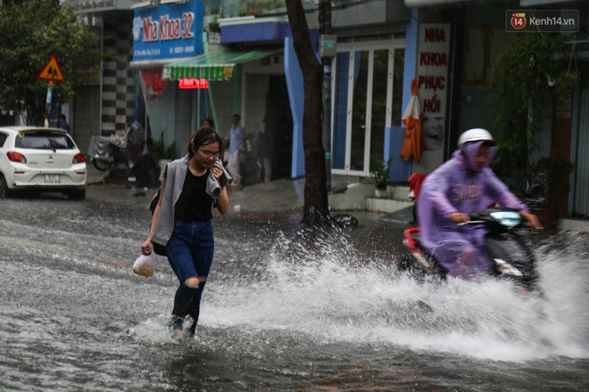 Trẻ em bơi giữa đường phố Sài Gòn sau cơn mưa lớn - Ảnh 13.
