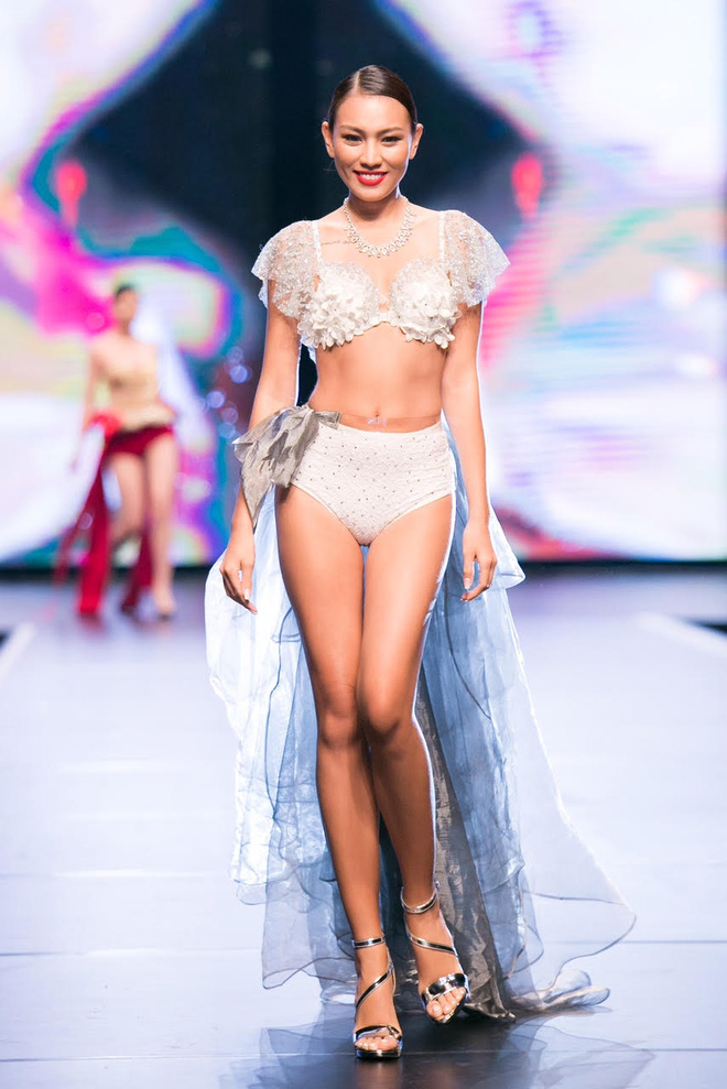 Đêm Hội Chân Dài: Ngọc Trinh khoe dáng nõn nà với nội y, không còn làm Thiên thần Victorias Secret - Ảnh 14. Đêm Hội Chân Dài: Ngọc Trinh khoe dáng nõn nà với nội y, không còn làm Thiên thần Victorias Secret - Ảnh 14.