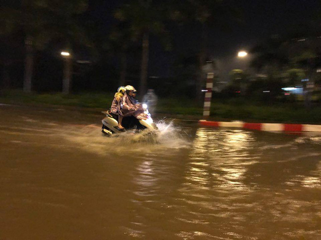 Mưa lớn trút xuống vào giờ tan tầm, ô tô xếp hàng dài trên đường phố Hà Nội - Ảnh 14.