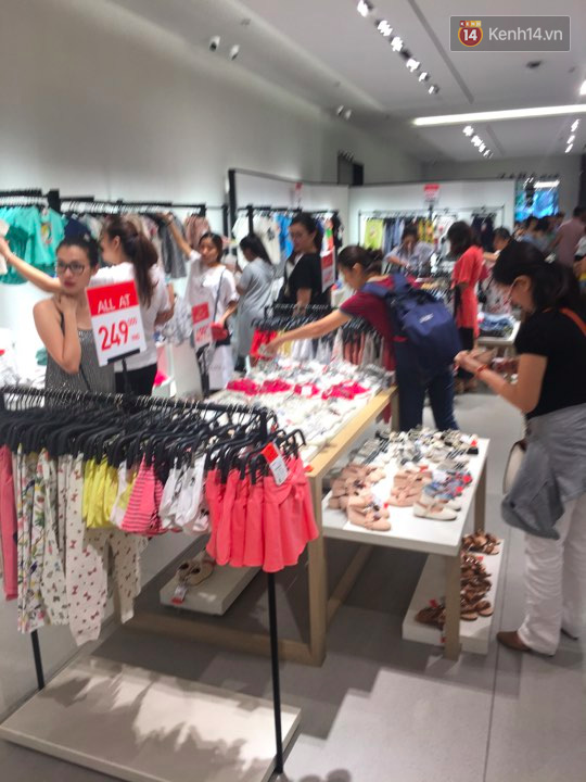 Store Zara ở Sài Gòn chật cứng người mua sắm trong ngày sale đầu tiên - Ảnh 14.