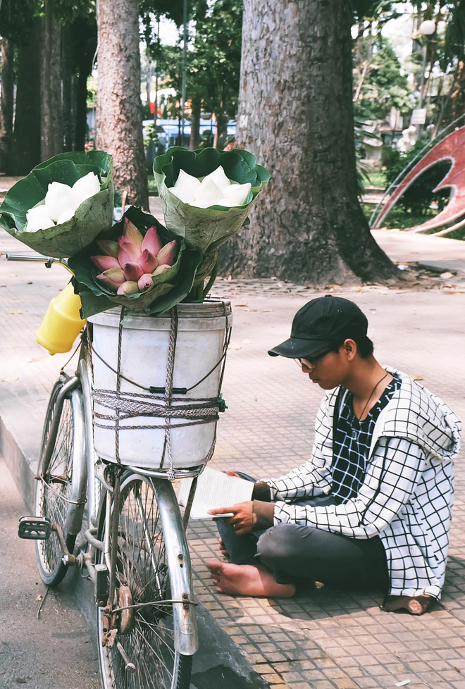 Hè của con nhà nghèo: Bán sen, bán trái cây, bán chè... nhưng vẫn vui biết bao vì giúp được bố mẹ - Ảnh 13.