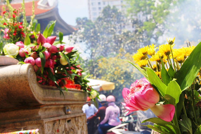 Rằm tháng 7: Phố cổ Hà Nội mù mịt hóa vàng mã, Sài Gòn chen nhau mua cơm chay, đi lễ chùa - Ảnh 22.