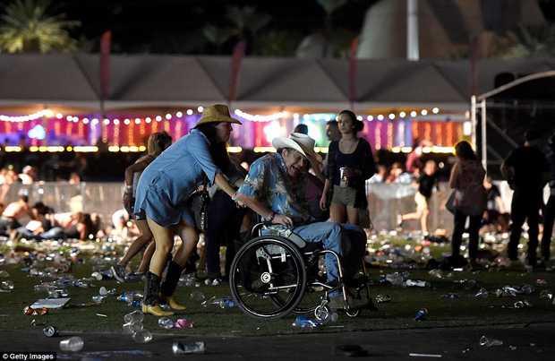 Đám đông la hét, hoảng sợ và giẫm đạp lên nhau trong hiện trường vụ xả súng lễ hội âm nhạc Las Vegas - Ảnh 13.