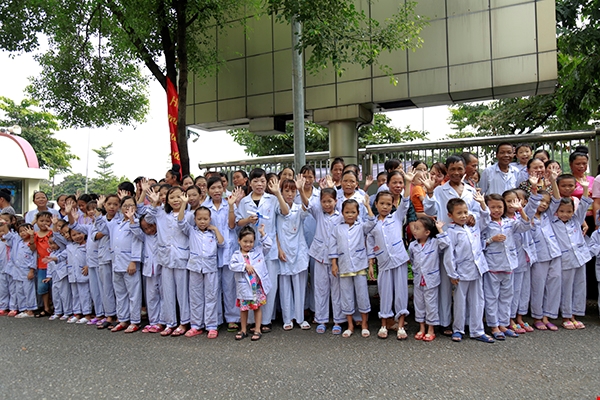 Chuyện xúc động nhất hôm nay: Viện trưởng Viện Huyết học nghỉ hưu, hàng trăm y bác sĩ, bệnh nhân xếp hàng dài chia tay - Ảnh 14. Chuyện xúc động nhất hôm nay: Viện trưởng Viện Huyết học nghỉ hưu, hàng trăm y bác sĩ, bệnh nhân xếp hàng dài chia tay - Ảnh 14.