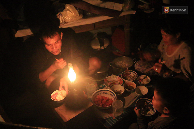 Hai ngày sau khi cơn bão số 12 đi qua, người dân Khánh Hòa vẫn chật vật sống trong bóng đêm vì mất điện - Ảnh 13.