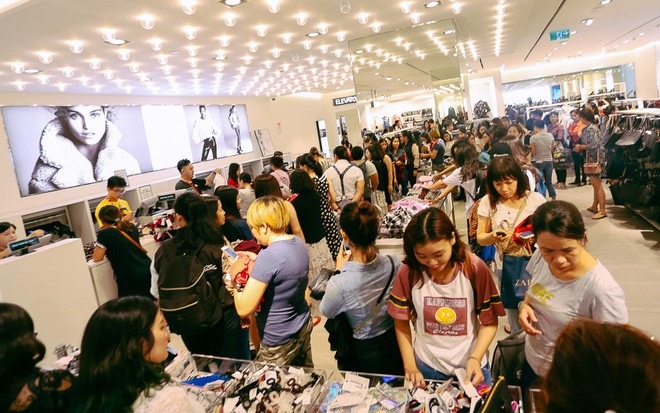 Black Friday 2017: Hà Nội nhộn nhịp đến tắc đường, Sài Gòn đông đúc buổi trưa - Ảnh 26.