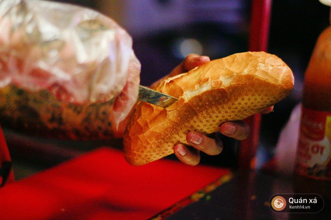 Bánh mì hến - món mới cực lạ đang gây sốt ở Sài Gòn - Ảnh 13.
