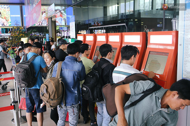 Chùm ảnh: Cận Tết, biển người vật vã hàng tiếng đồng hồ chờ check in ở sân bay Tân Sơn Nhất - Ảnh 14.