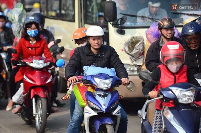 Chùm ảnh: Chiều 28 Tết, người dân lỉnh kỉnh đồ đạc về quê, nhiều tuyến đường ở Hà Nội ùn tắc - Ảnh 14.