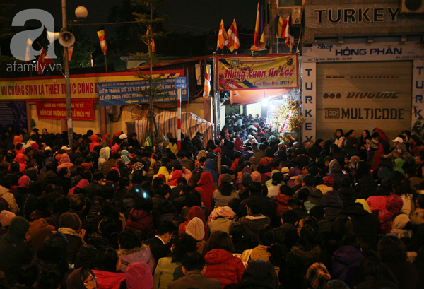 Hà Nội: Hàng vạn người ngồi dưới đường để tham dự lễ Cầu an chùa Phúc Khánh - Ảnh 14.