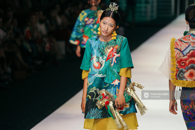 VIFW ngày 2: Hoa hậu Kỳ Duyên diễn xuất thần, mặt lạnh như băng trong show diễn NTK Thủy Nguyễn - Ảnh 10.