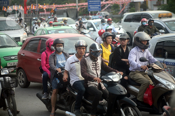 Kết thúc nghỉ lễ, dòng người ồ ạt đổ về thành phố, các cửa ngõ Hà Nội, Sài Gòn ách tắc cục bộ - Ảnh 49.